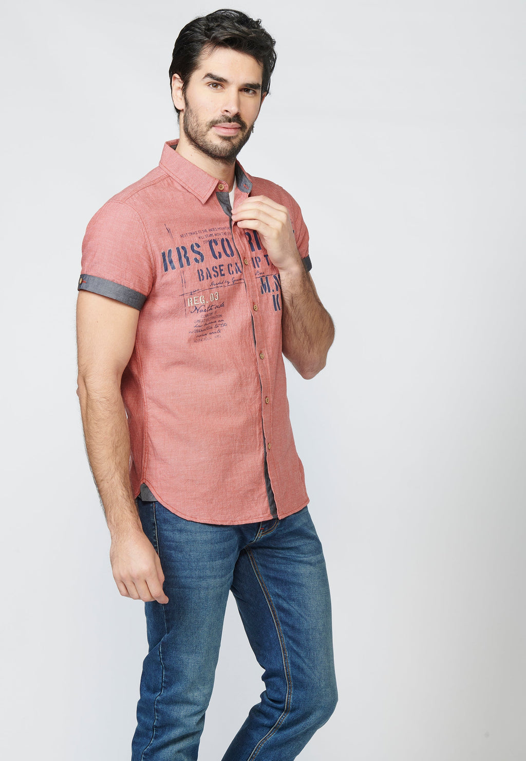 Camisa Hombre Manga Corta Fil a Fil Estampado Texto – Koroshi 2211CC06