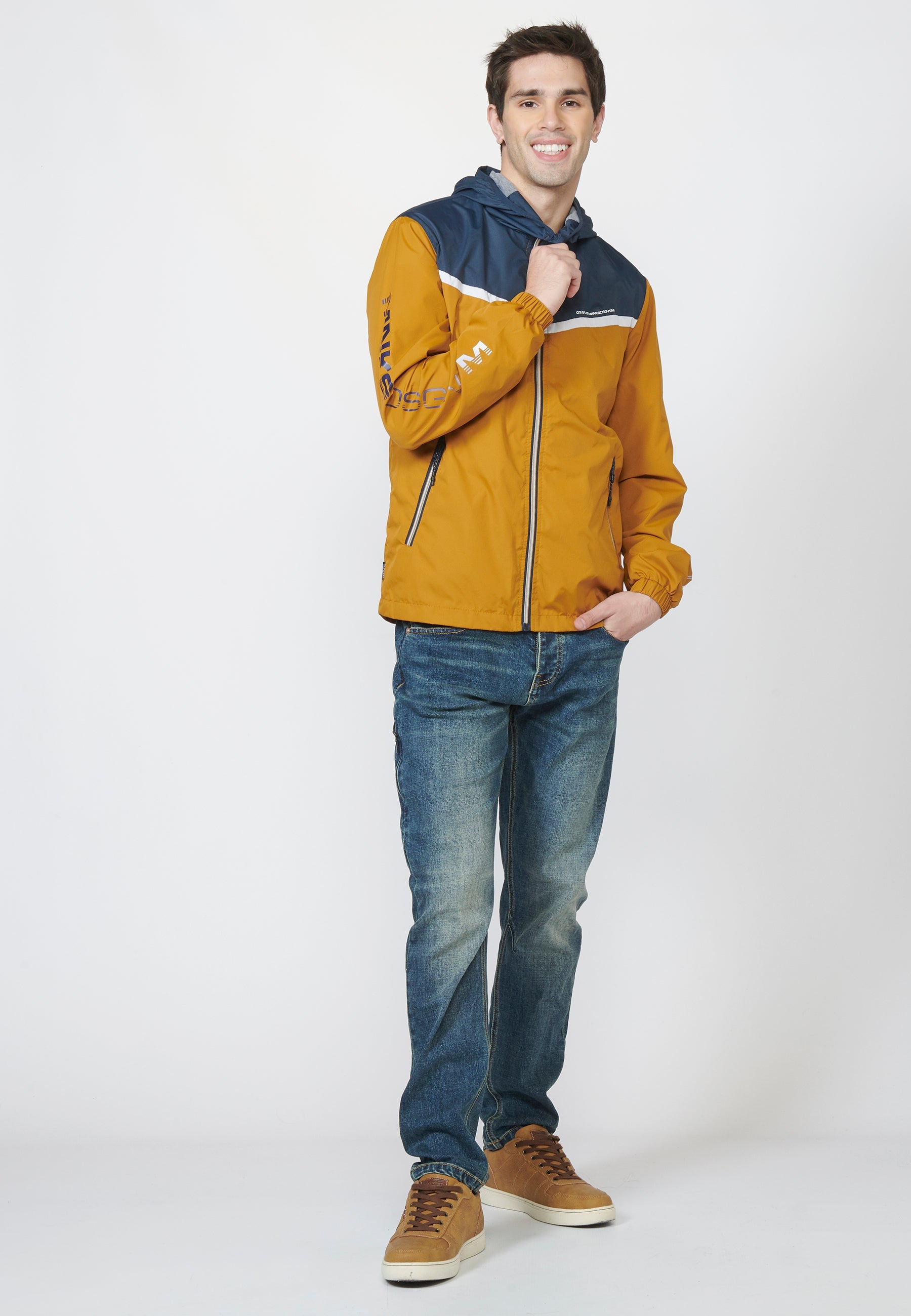 Cazadora Hombre con Capucha y Diseño Color Block – Koroshi 2211JA13