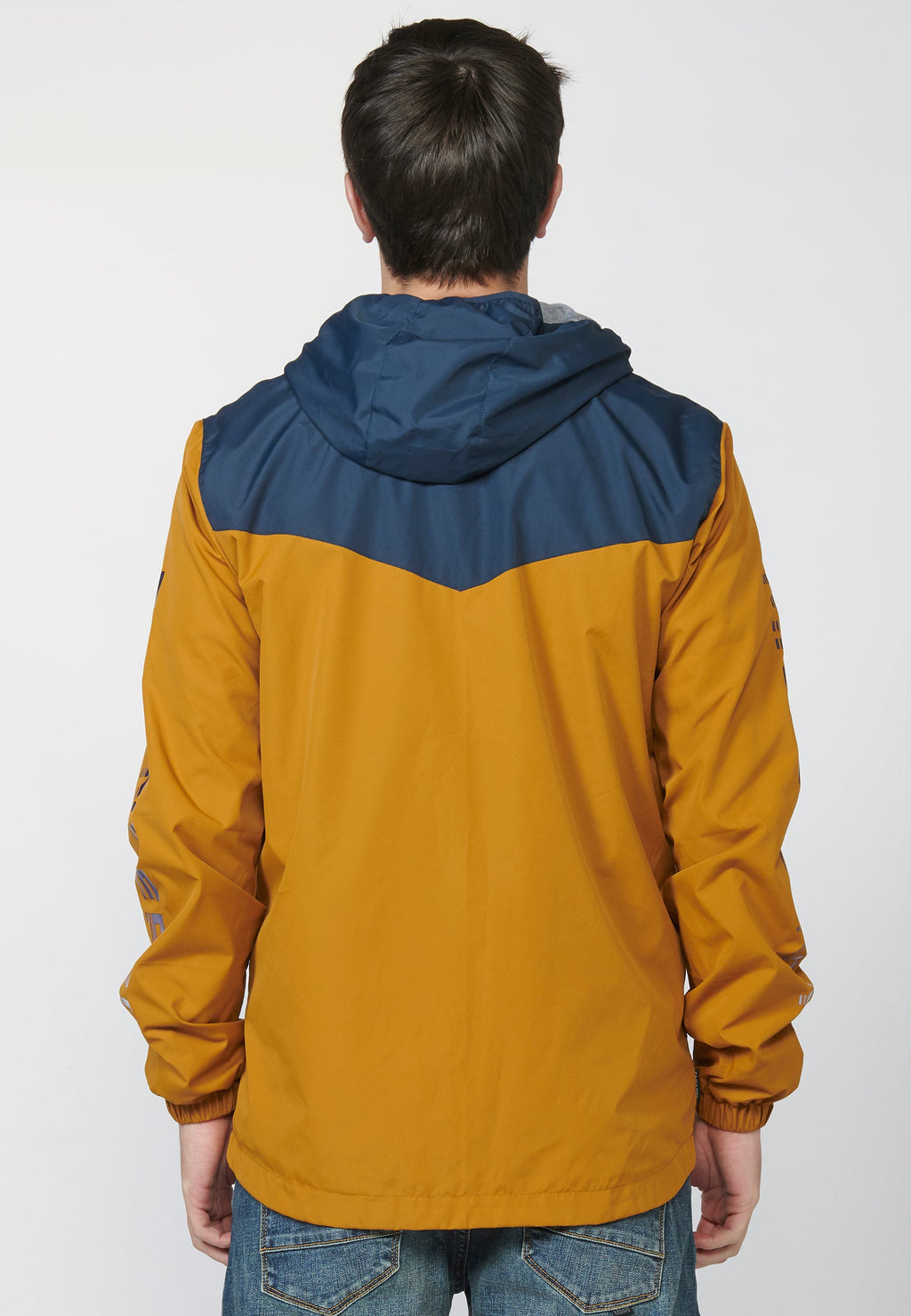 Cazadora Hombre con Capucha y Diseño Color Block – Koroshi 2211JA13
