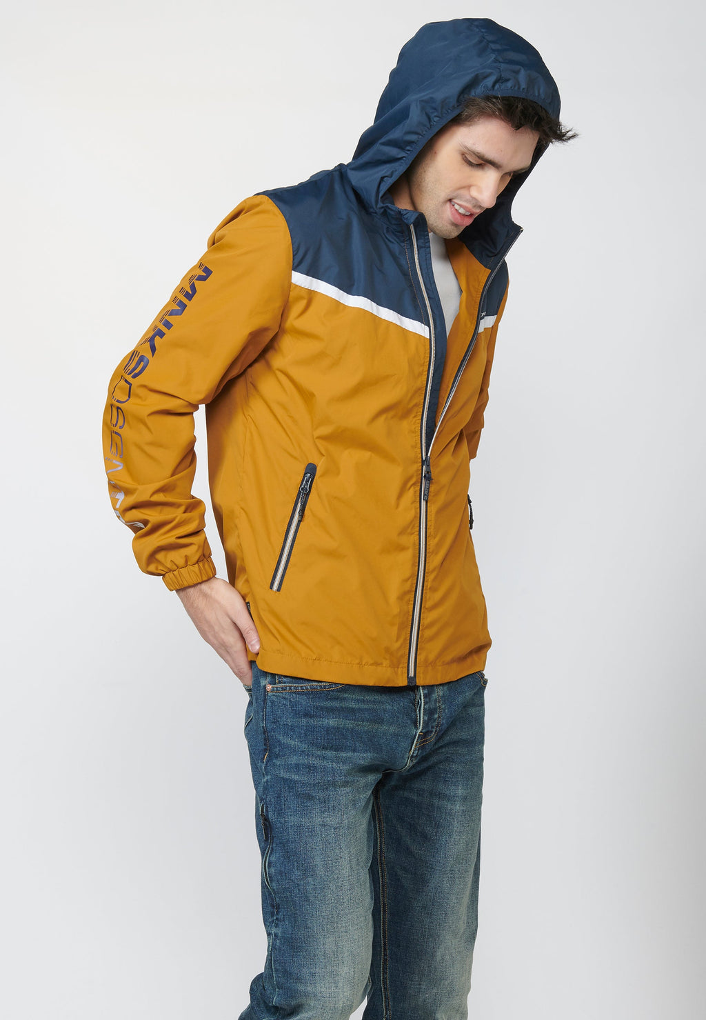 Cazadora Hombre con Capucha y Diseño Color Block – Koroshi 2211JA13