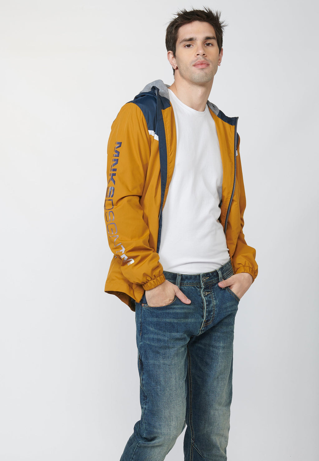 Cazadora Hombre con Capucha y Diseño Color Block – Koroshi 2211JA13