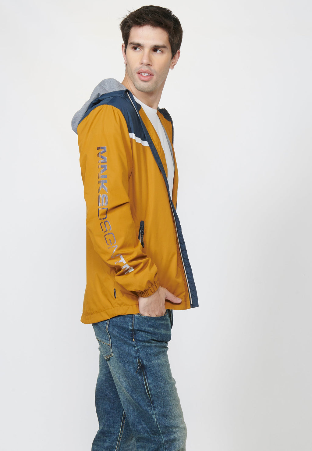 Cazadora Hombre con Capucha y Diseño Color Block – Koroshi 2211JA13