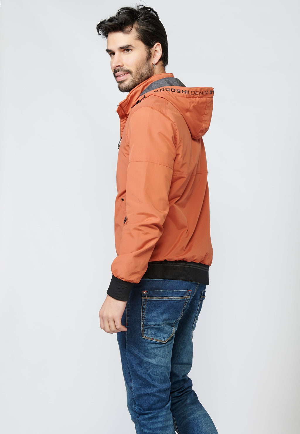 Cazadora Hombre con Capucha Desmontable y Acabados Rib – Koroshi 2211JA14