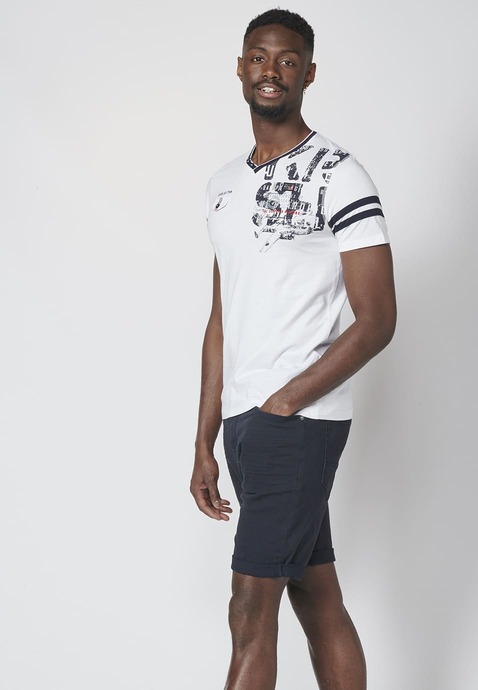 Camiseta Hombre Manga Corta Cuello Pico Estampada – Koroshi 2211MC04