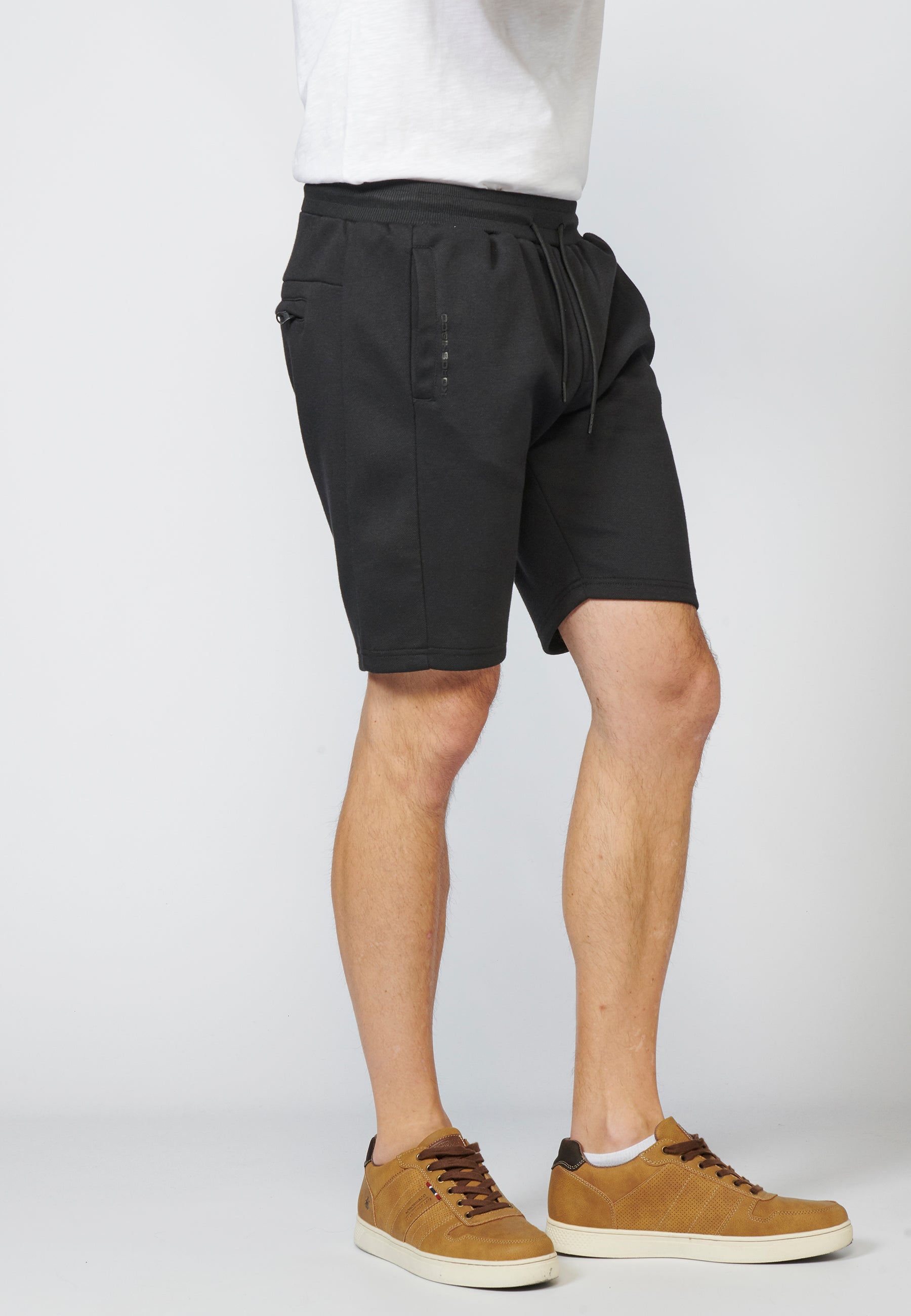 Pantalón Corto Jogger Negro Piqué Cremallera Piezas Laterales Hombre – KOROSHI