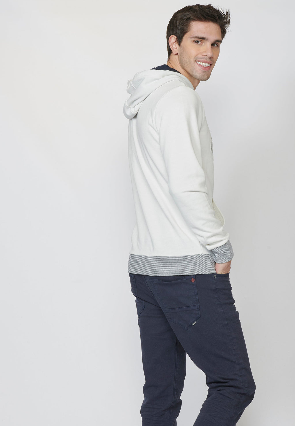 Sudadera de felpa con capucha ajustable y bolsillo tipo canguro | estilo versátil