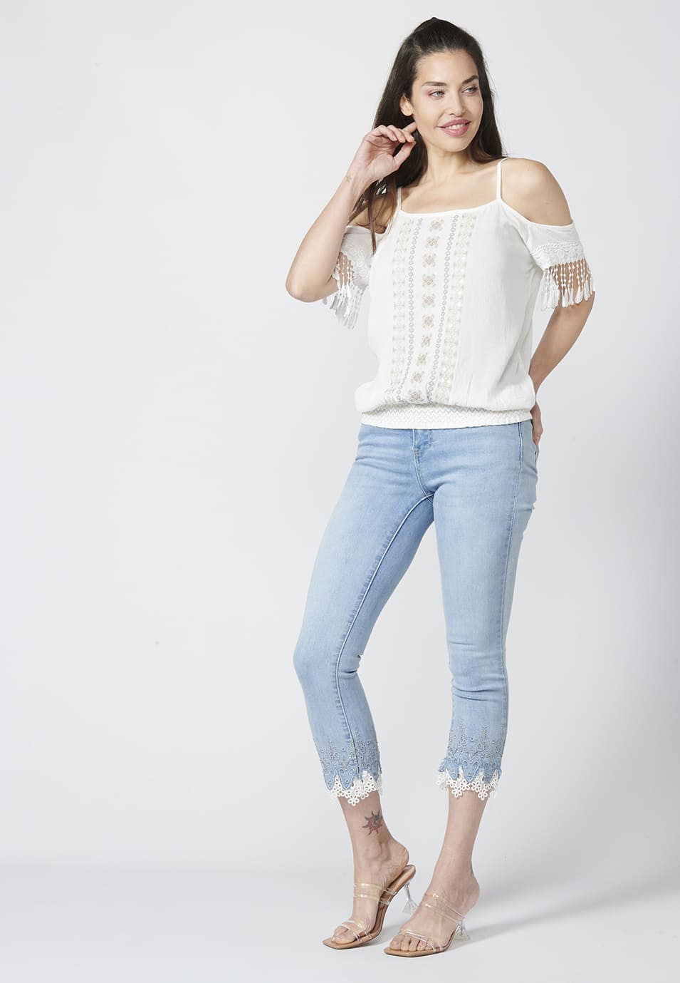 Blusas manga corta de bambula, fluida con escote redondo. hombros descubiertos y detalles de bordados para mujer