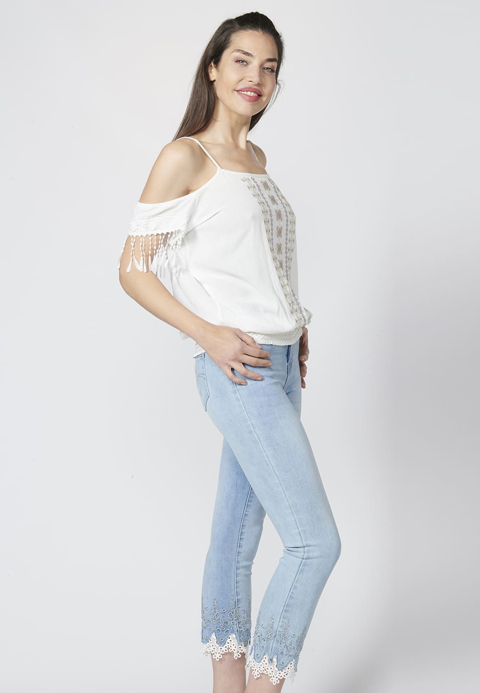 Blusas manga corta de bambula, fluida con escote redondo. hombros descubiertos y detalles de bordados para mujer