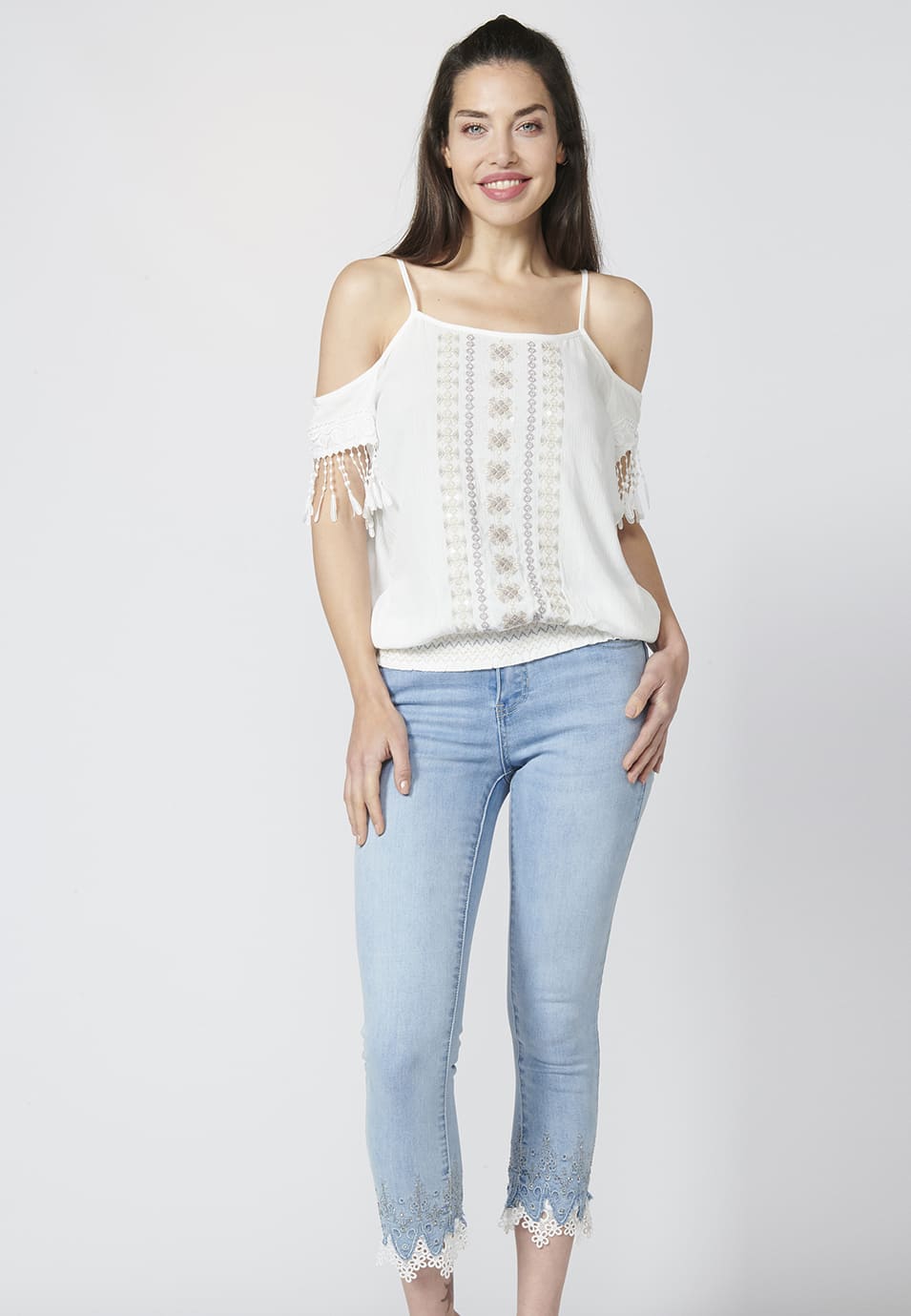 Blusas manga corta de bambula, fluida con escote redondo. hombros descubiertos y detalles de bordados para mujer