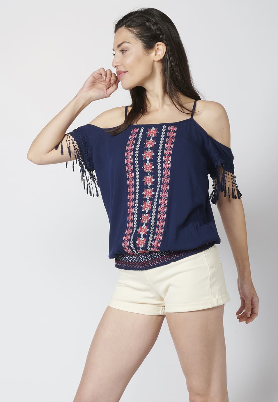 Blusas manga corta de bambula, fluida con escote redondo. hombros descubiertos y detalles de bordados para mujer