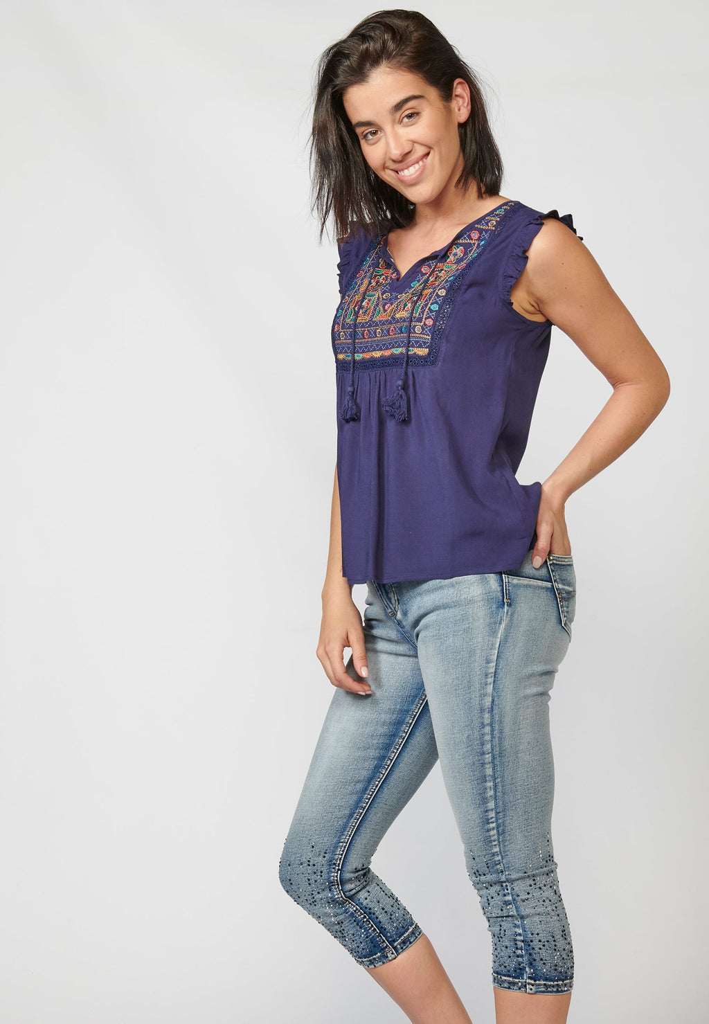 Blusa fluida púrpura sin mangas de mujer con bordado étnico floral