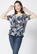 Blusa manga corta fluida con estampado tropical | estilo versátil