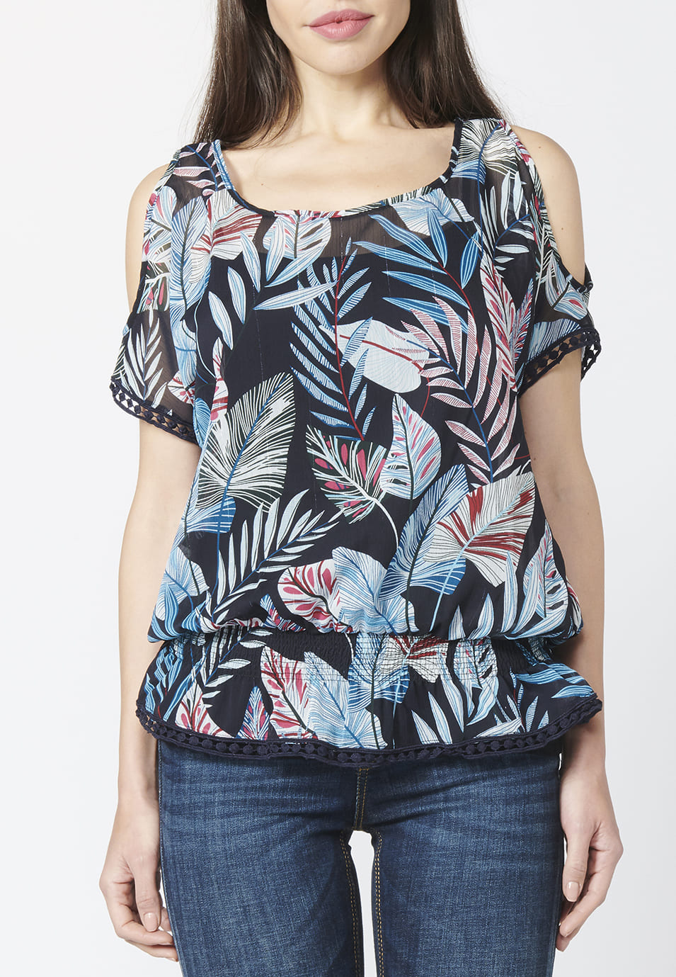 Blusa manga corta fluida con estampado tropical | estilo versátil