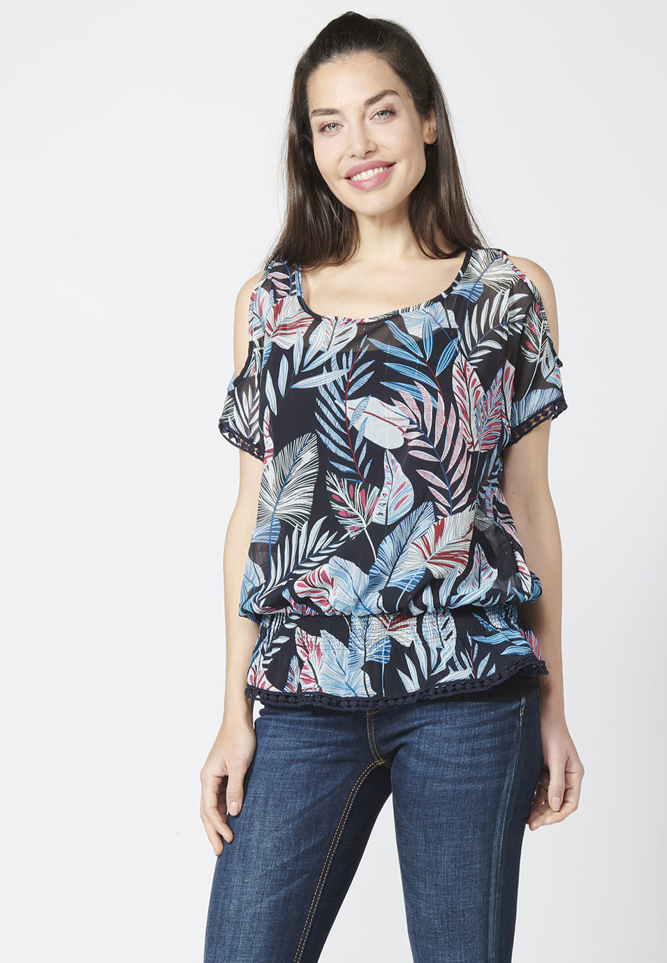 Blusa manga corta fluida con estampado tropical | estilo versátil