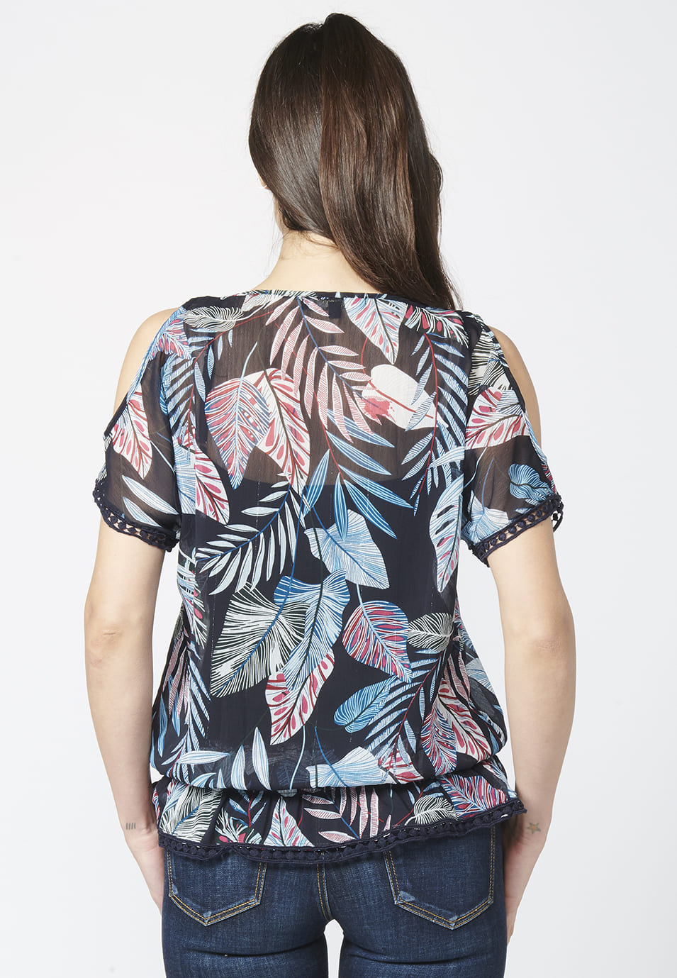 Blusa manga corta fluida con estampado tropical | estilo versátil