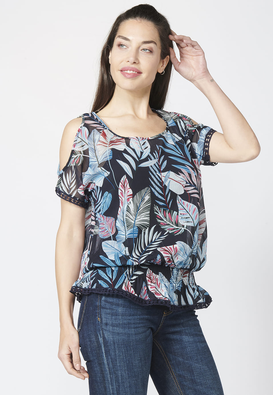 Blusa manga corta fluida con estampado tropical | estilo versátil