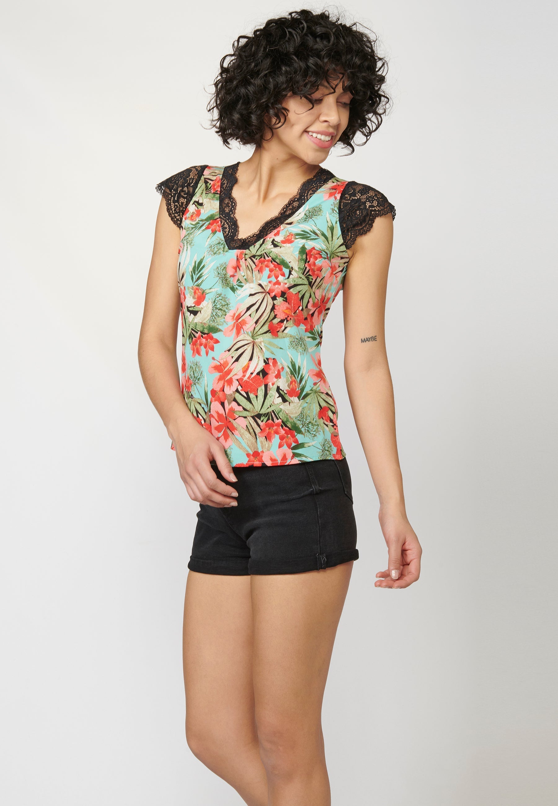 Blusa manga puntilla manga corta estampado tropical