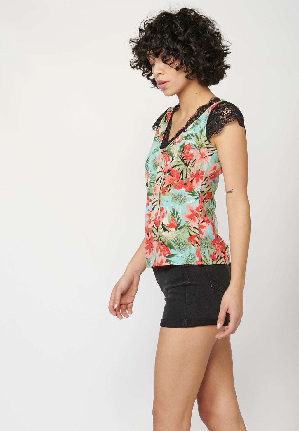 Blusa manga puntilla manga corta estampado tropical