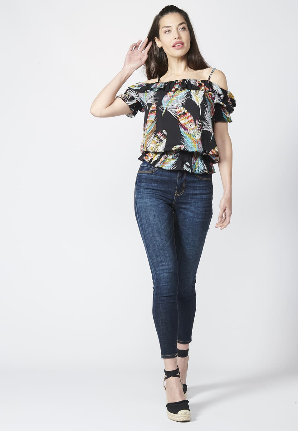 Blusa manga corta fluida con estampado floral y escote barco | estilo versátil