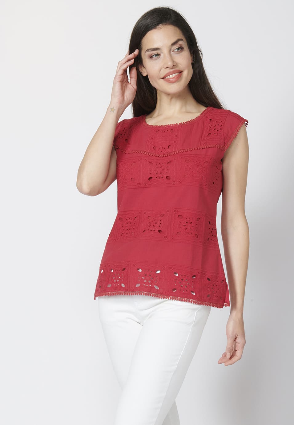 Blusa manga corta con escote redondo y detalles bordados 100% algodón | estilo versátil