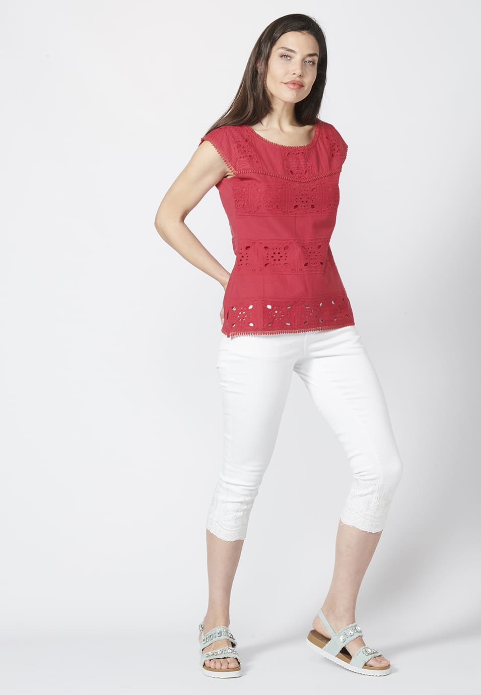 Blusa manga corta con escote redondo y detalles bordados 100% algodón | estilo versátil