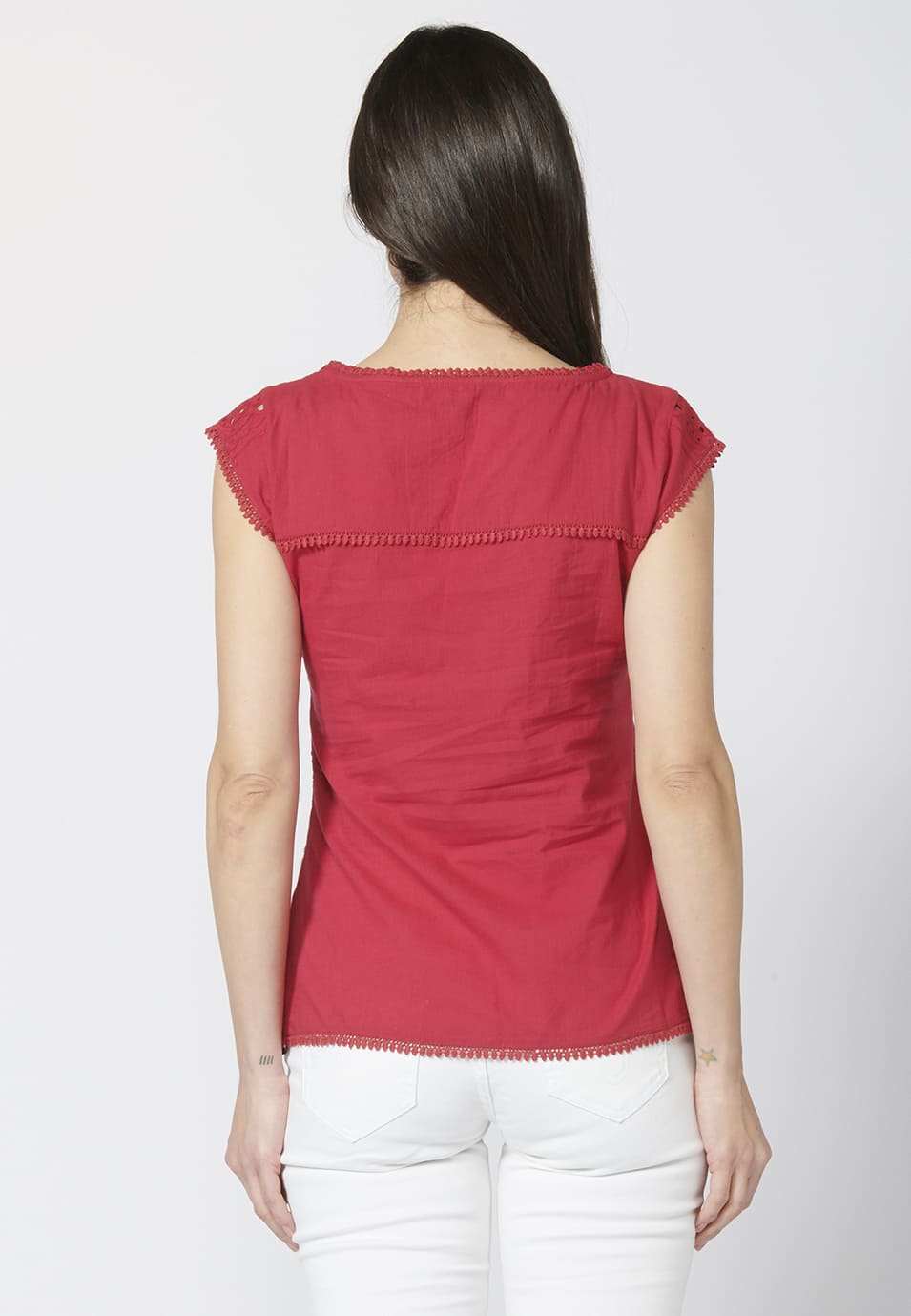 Blusa manga corta con escote redondo y detalles bordados 100% algodón | estilo versátil