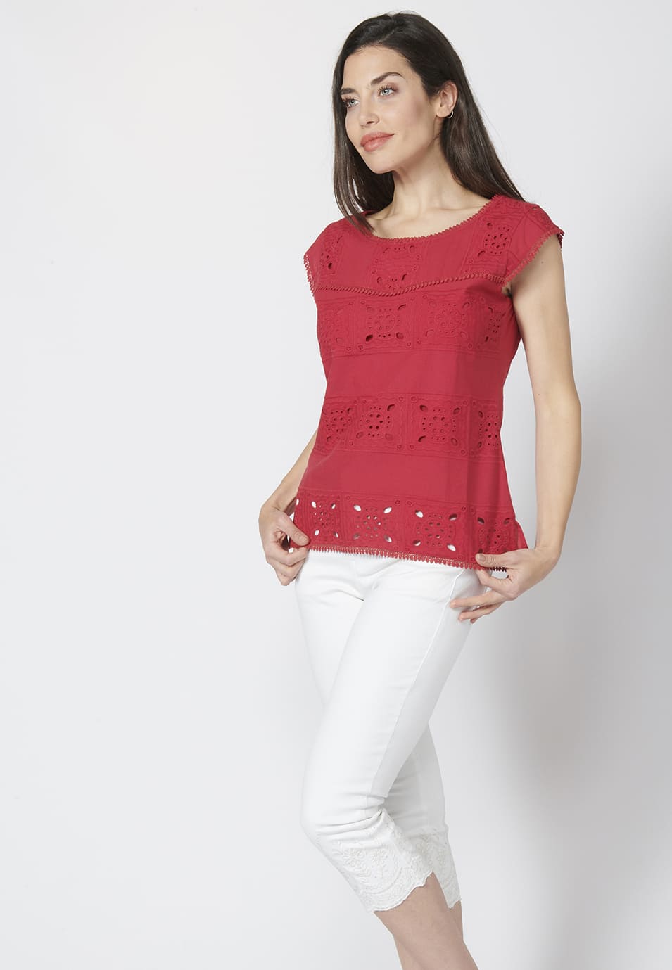 Blusa manga corta con escote redondo y detalles bordados 100% algodón | estilo versátil