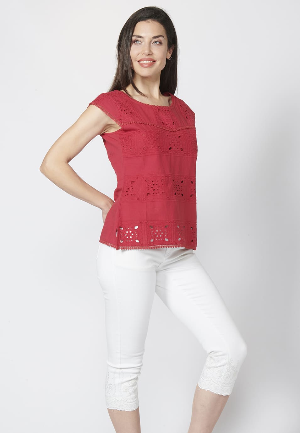 Blusa manga corta con escote redondo y detalles bordados 100% algodón | estilo versátil