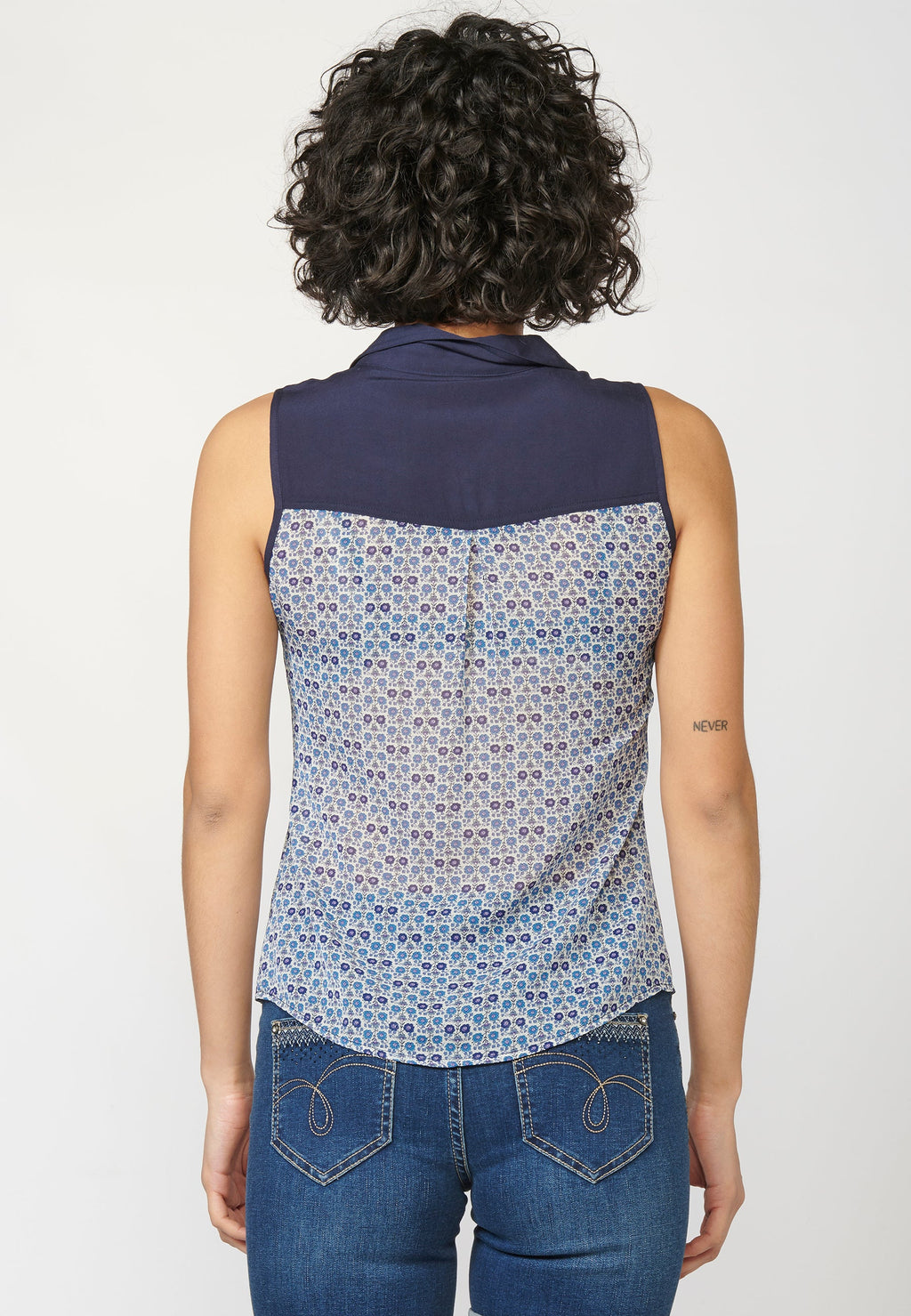 Camisa tipo blusa de tirantes con estampado floral marino para mujer