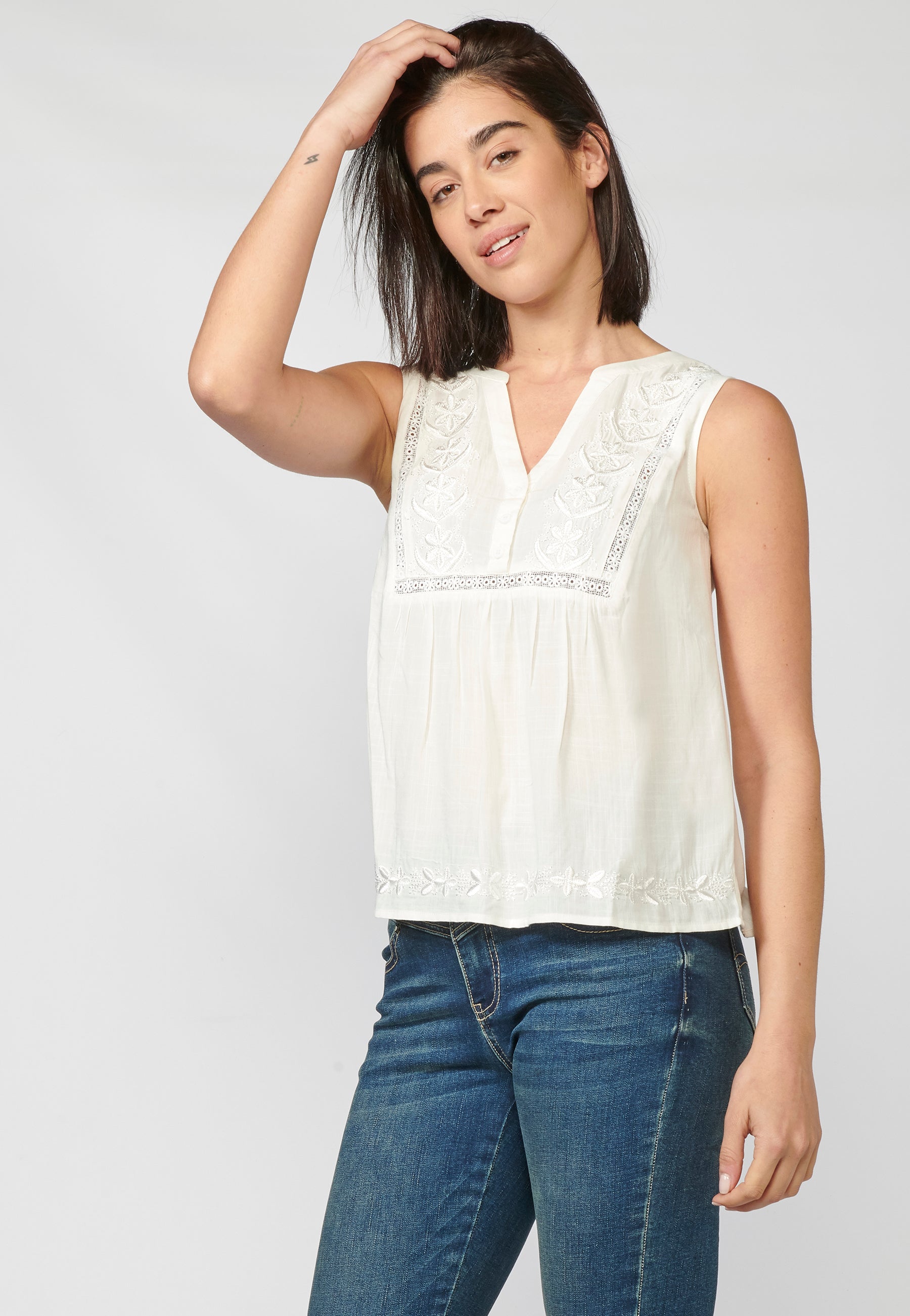 Blusa negra fluida sin mangas escote pico bordada y puntilla | look diario