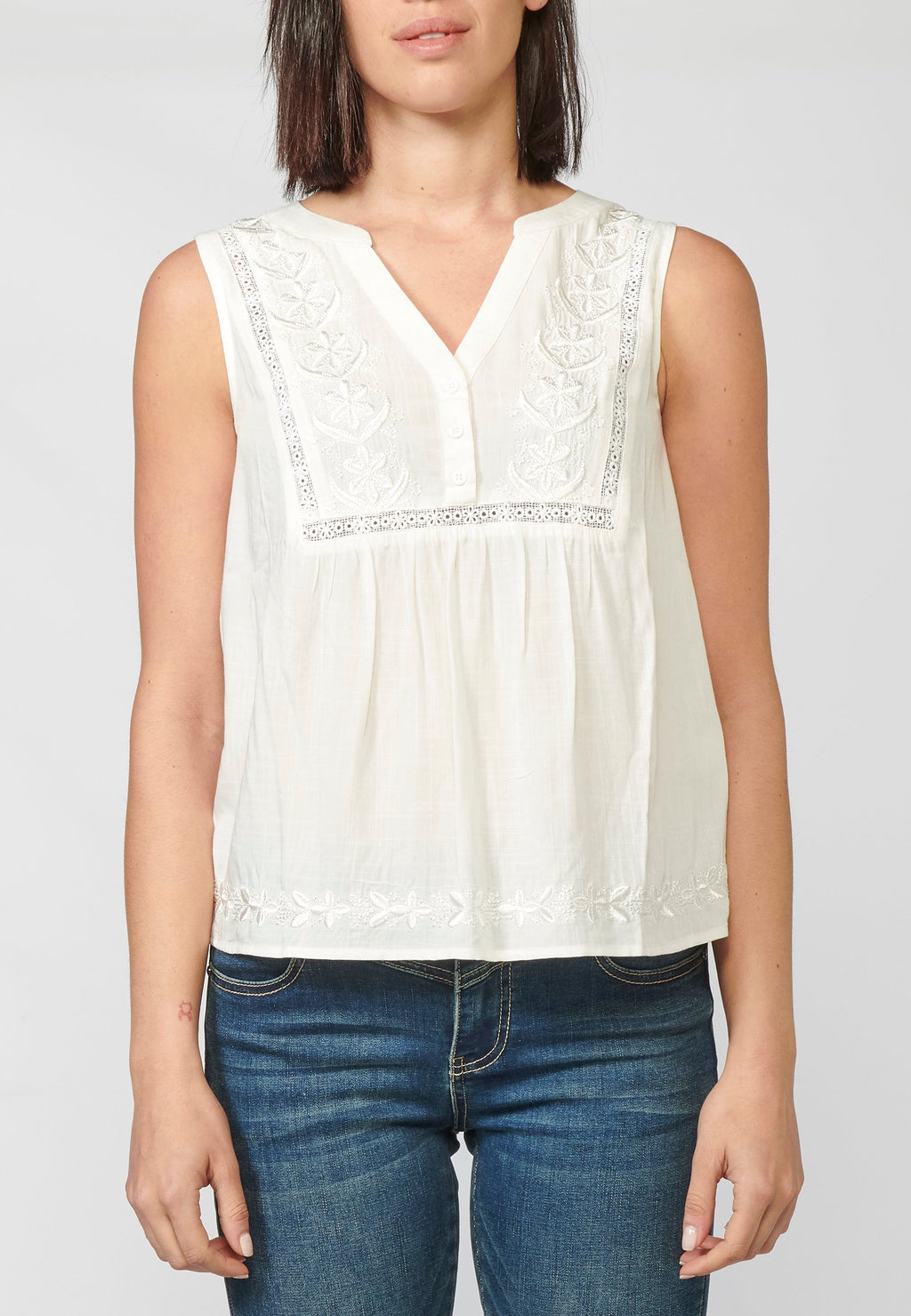 Blusa negra fluida sin mangas escote pico bordada y puntilla | look diario