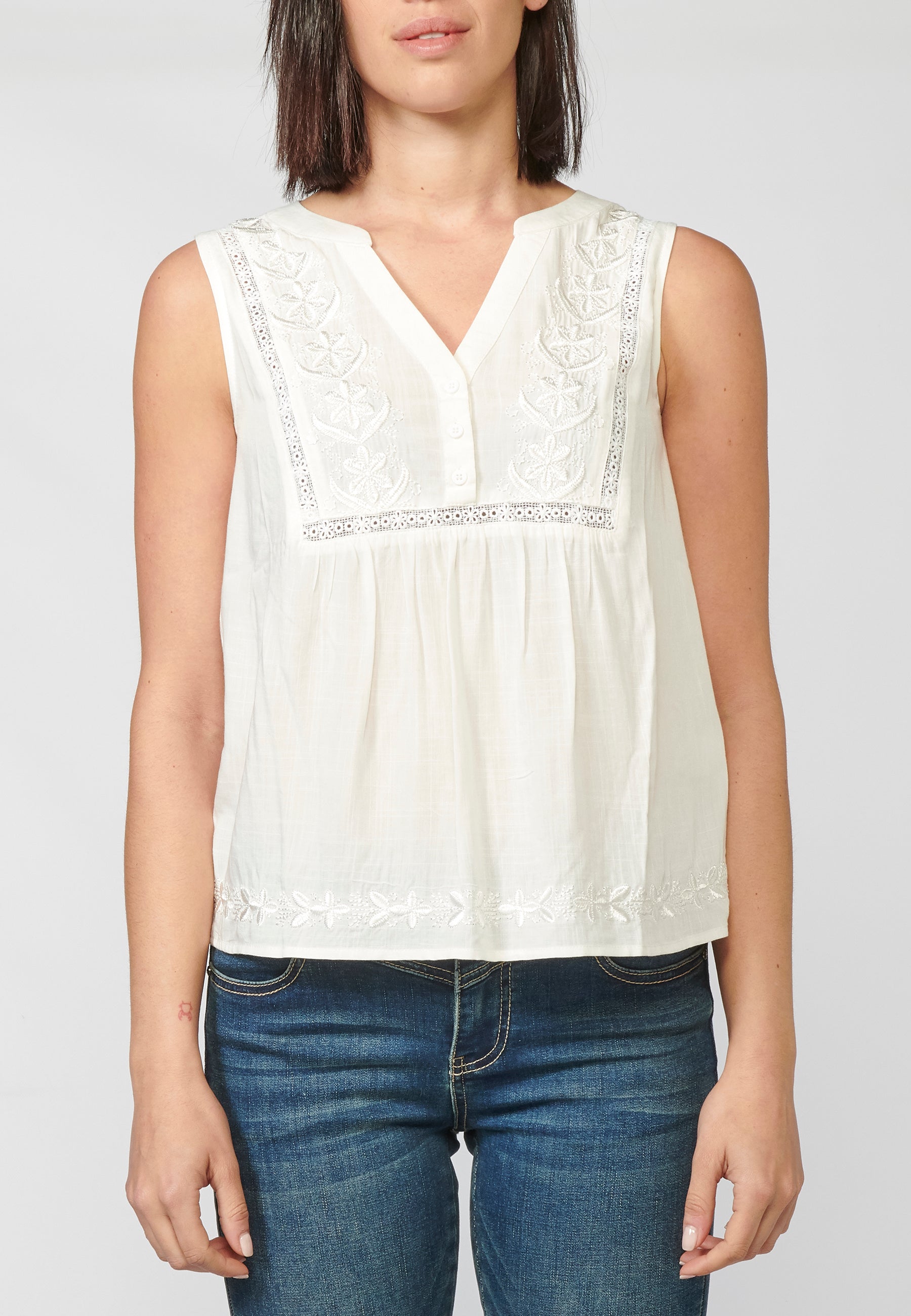 Blusa negra fluida sin mangas escote pico bordada y puntilla | look diario