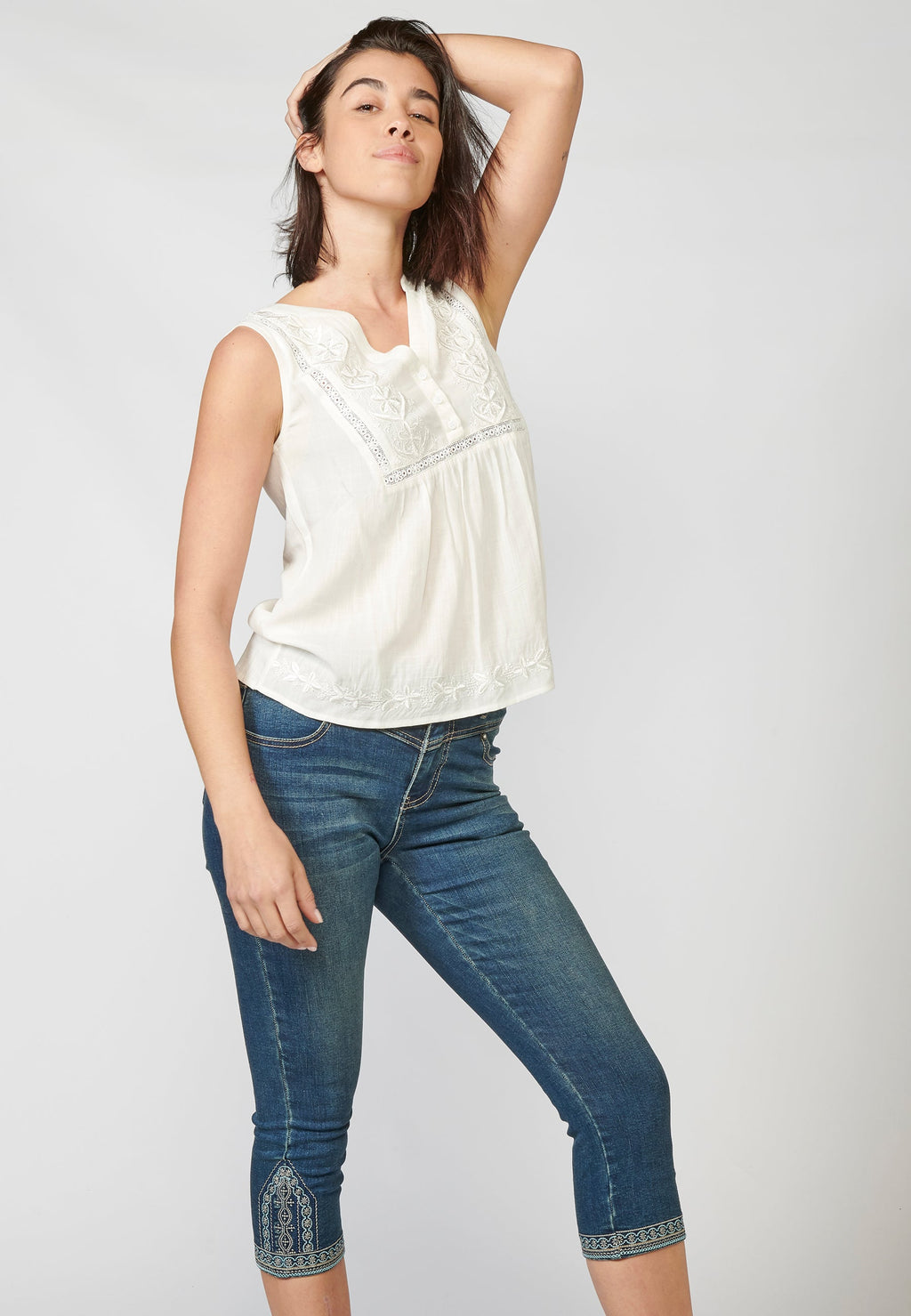 Blusa negra fluida sin mangas escote pico bordada y puntilla | look diario