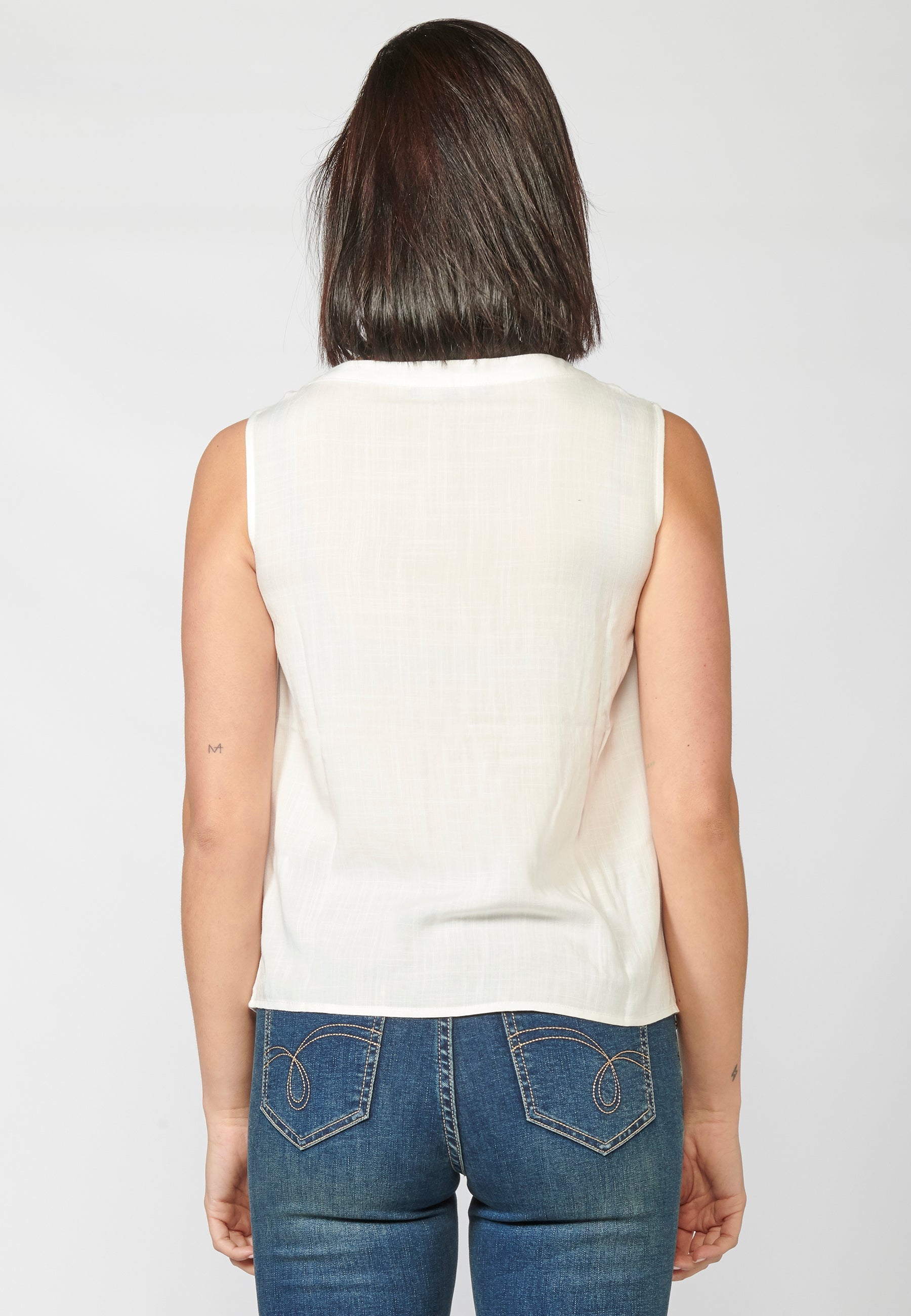 Blusa negra fluida sin mangas escote pico bordada y puntilla | look diario