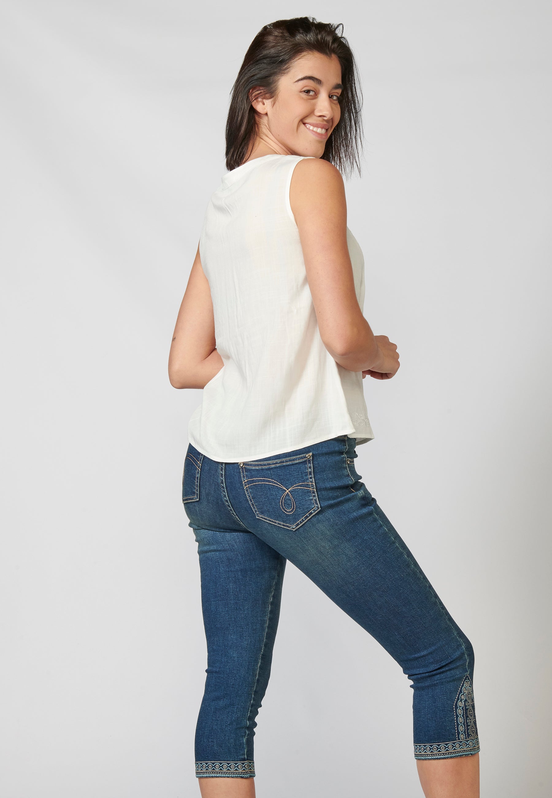 Blusa negra fluida sin mangas escote pico bordada y puntilla | look diario