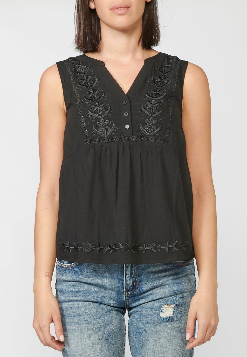 Blusa negra fluida sin mangas escote pico bordada y puntilla | look diario