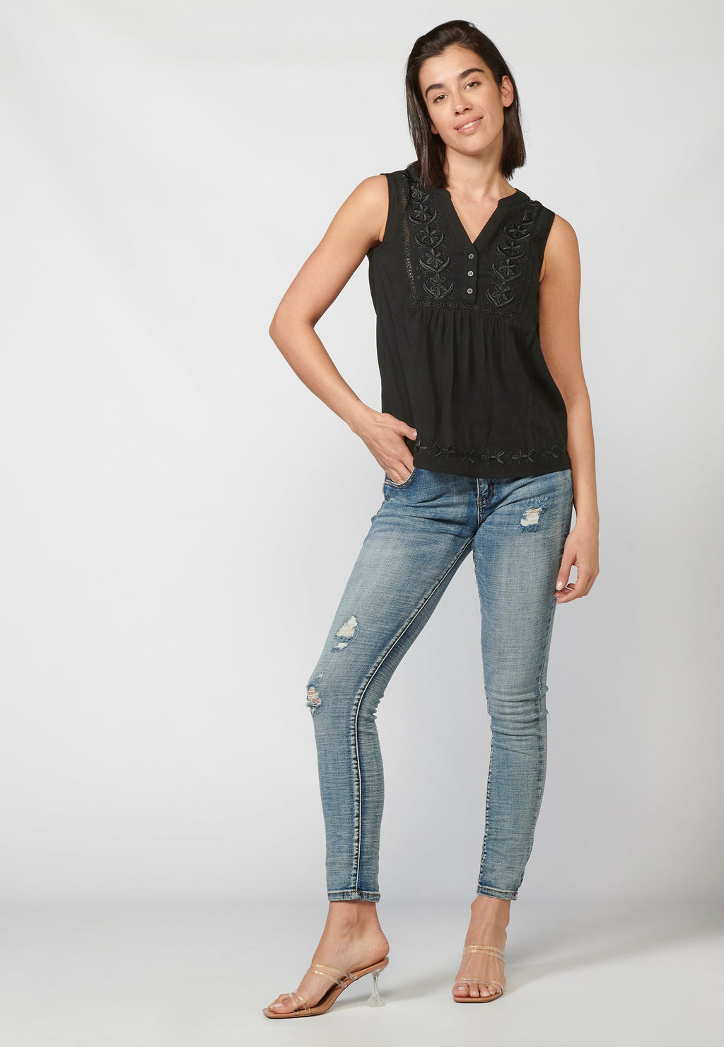 Blusa negra fluida sin mangas escote pico bordada y puntilla | look diario