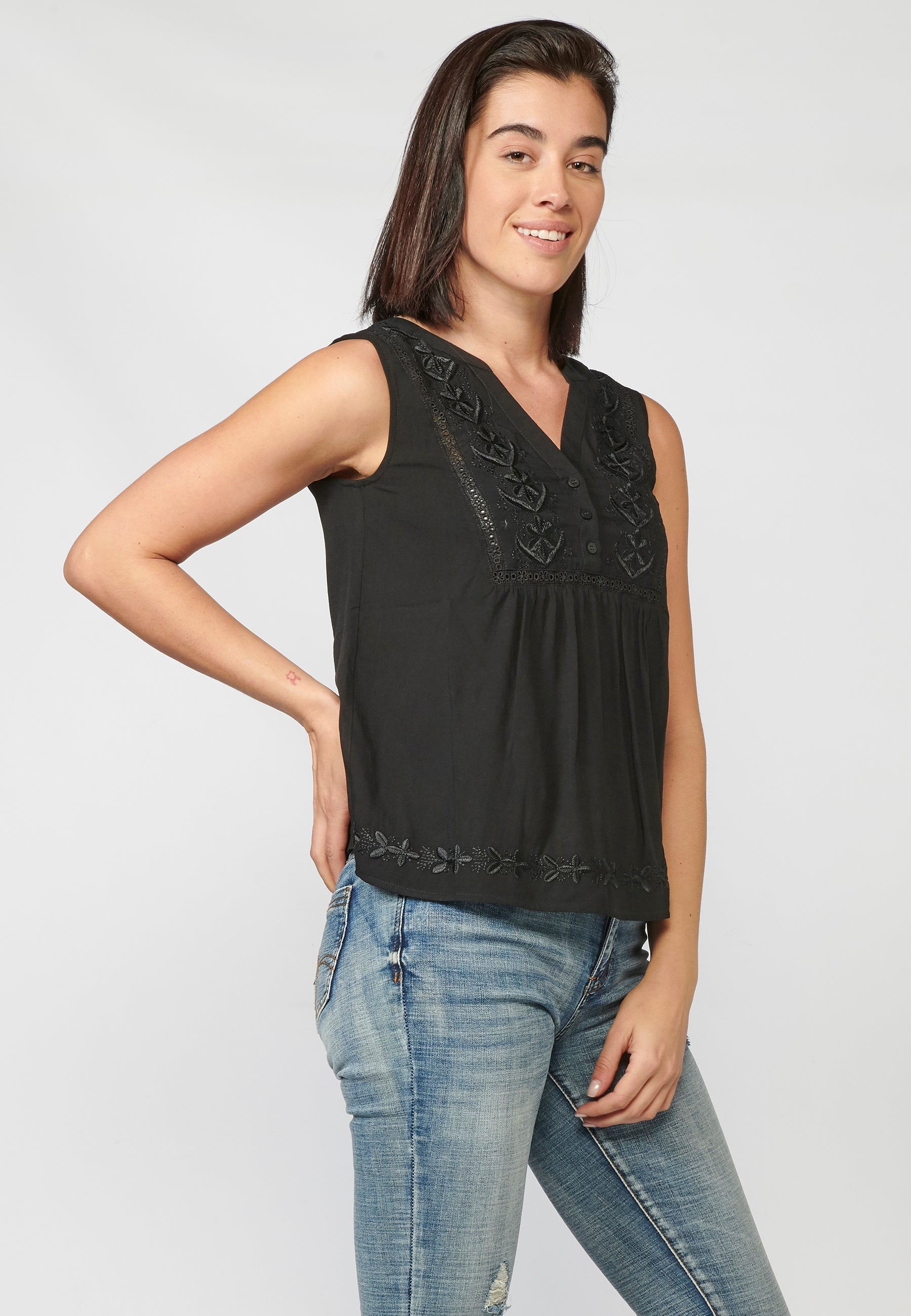 Blusa negra fluida sin mangas escote pico bordada y puntilla | look diario