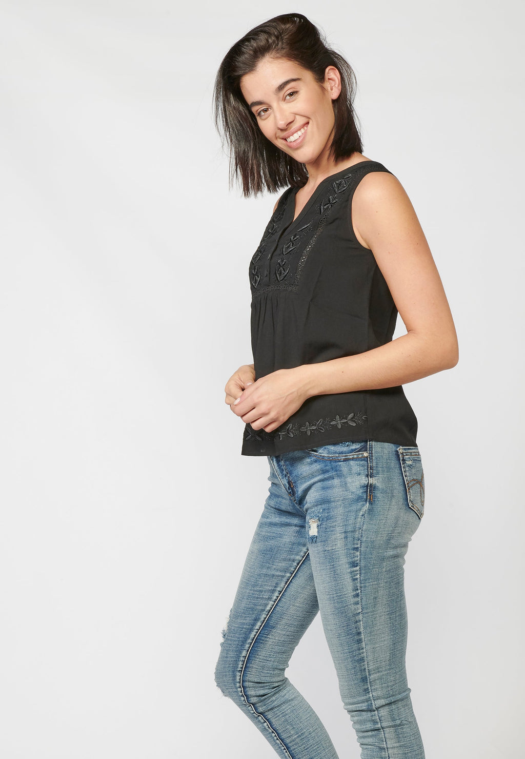 Blusa negra fluida sin mangas escote pico bordada y puntilla | look diario
