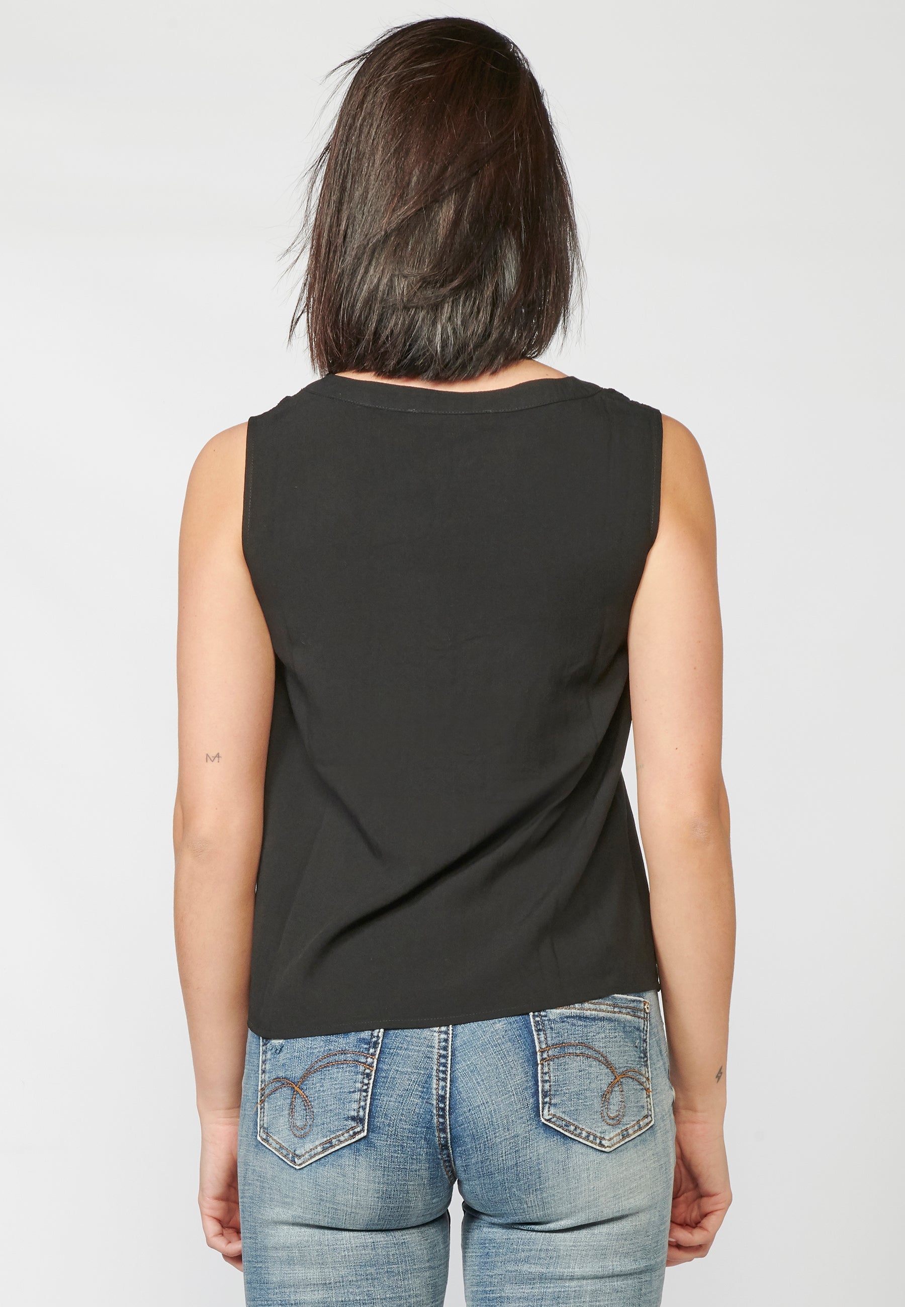Blusa negra fluida sin mangas escote pico bordada y puntilla | look diario