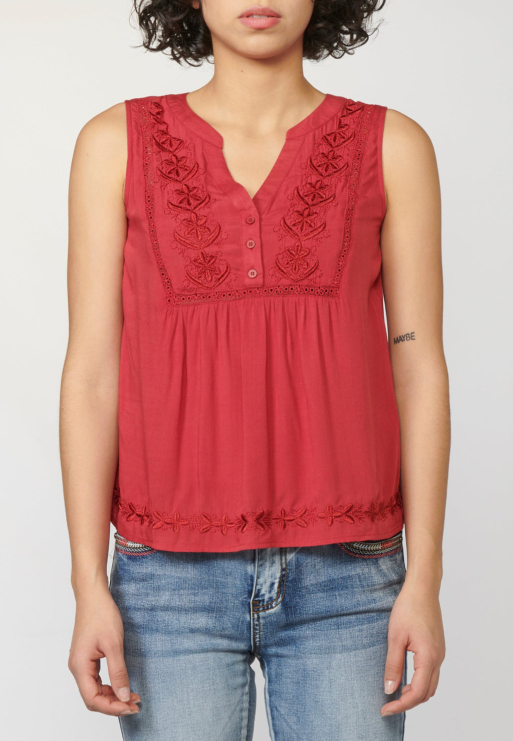 Blusa negra fluida sin mangas escote pico bordada y puntilla | look diario