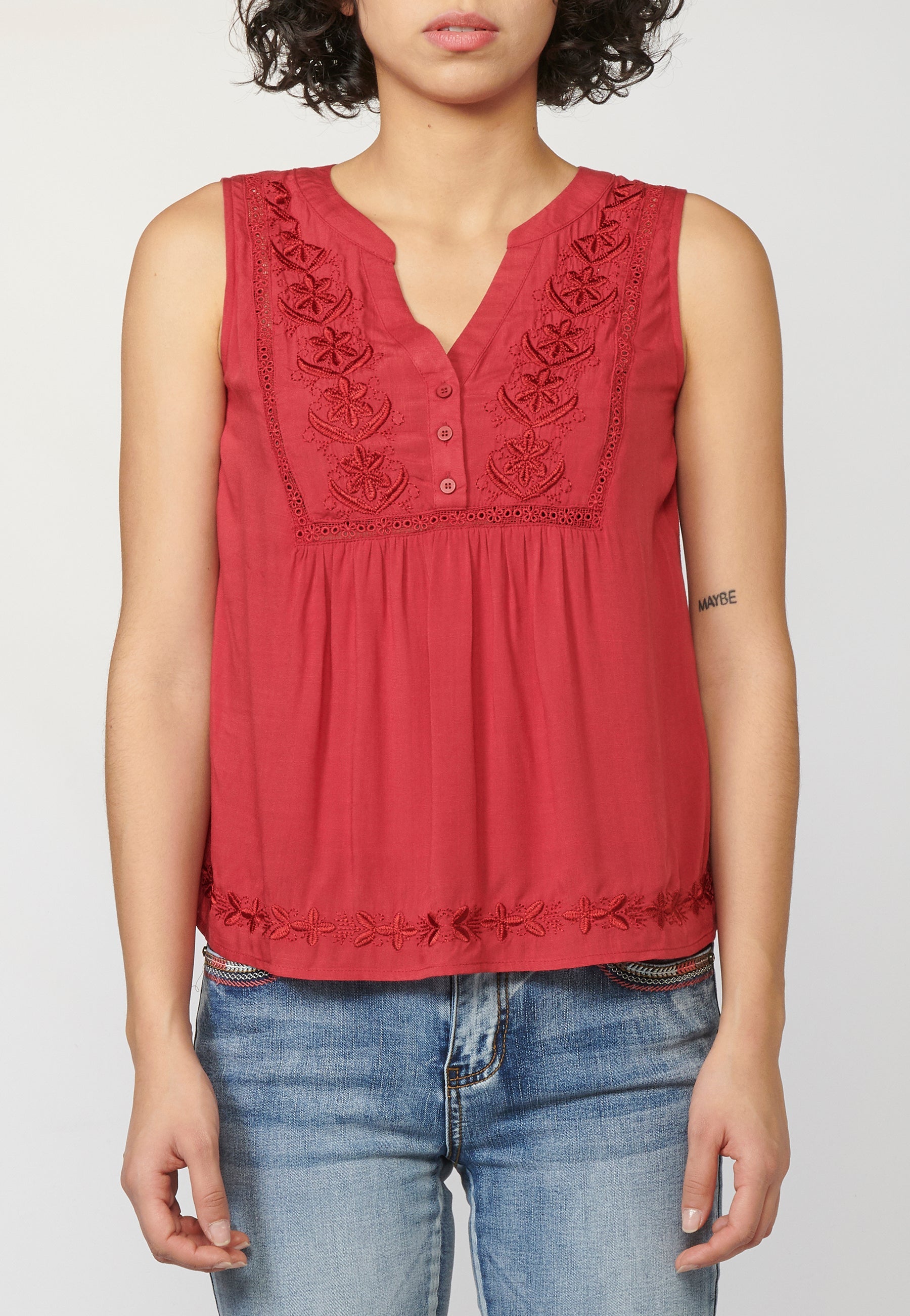 Blusa negra fluida sin mangas escote pico bordada y puntilla | look diario