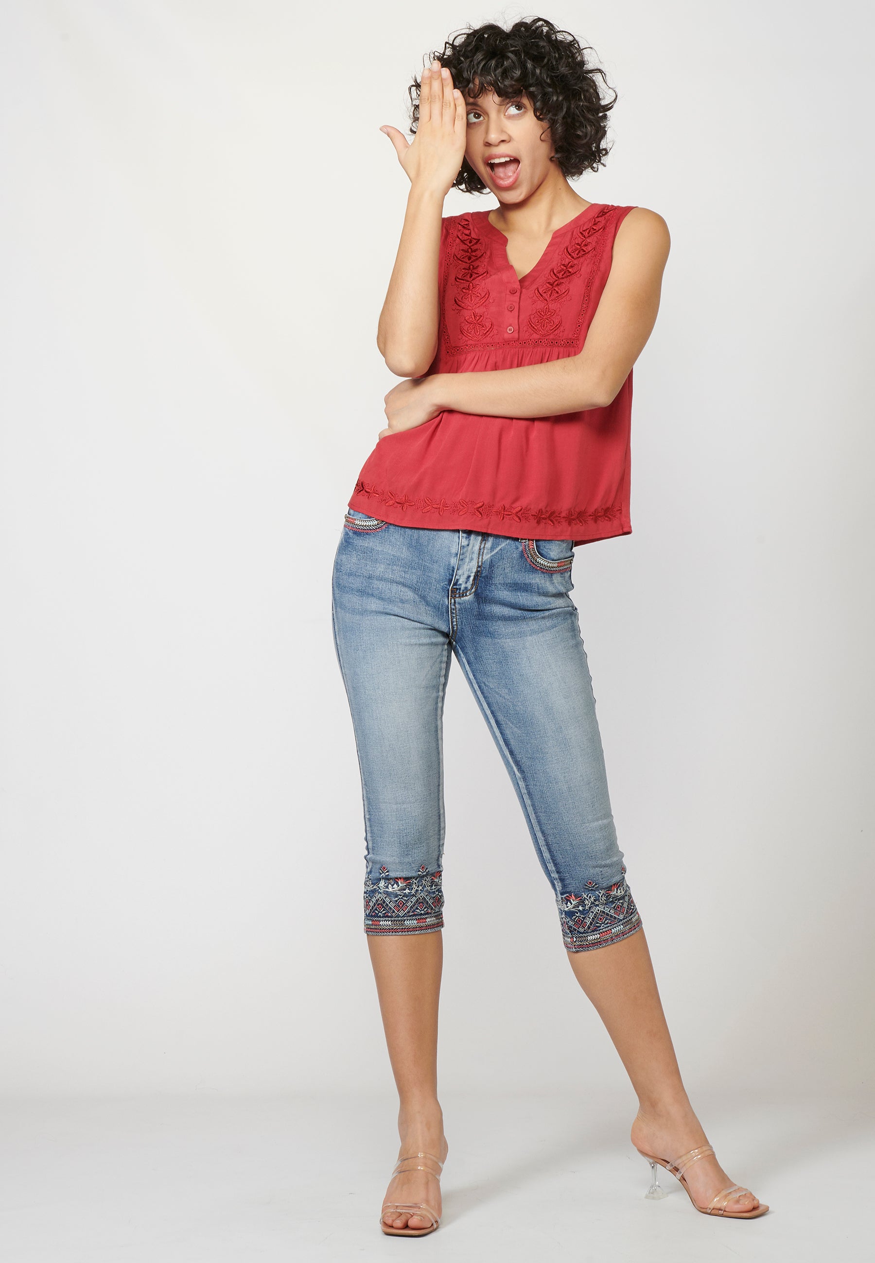 Blusa negra fluida sin mangas escote pico bordada y puntilla | look diario