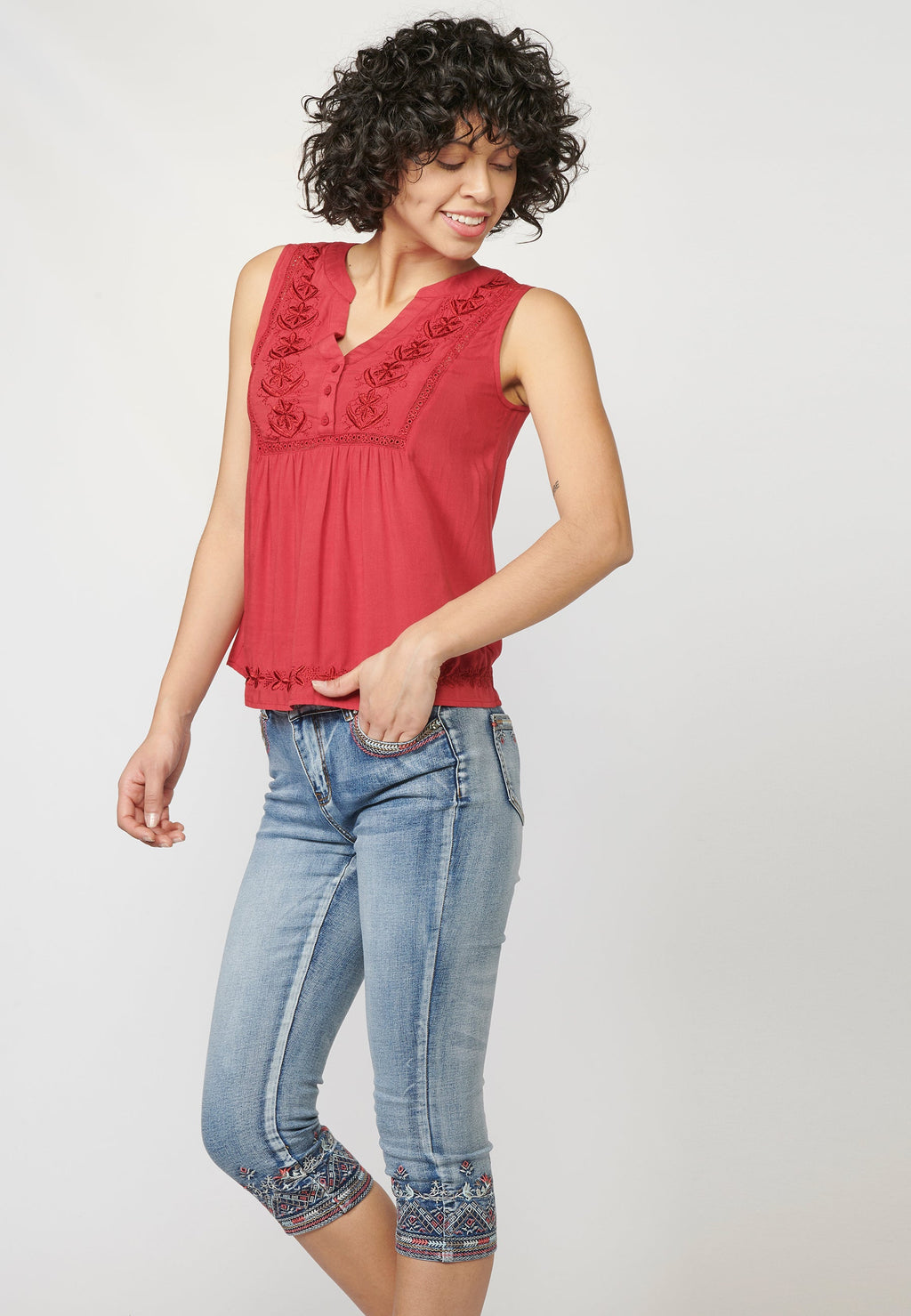 Blusa negra fluida sin mangas escote pico bordada y puntilla | look diario