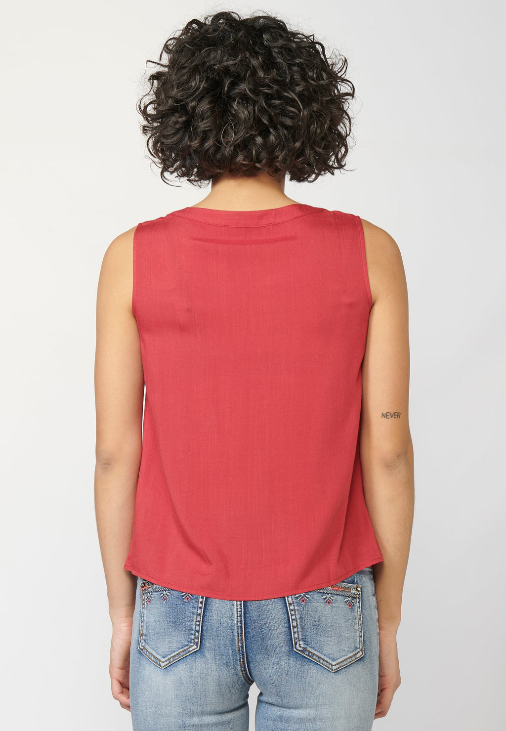 Blusa negra fluida sin mangas escote pico bordada y puntilla | look diario