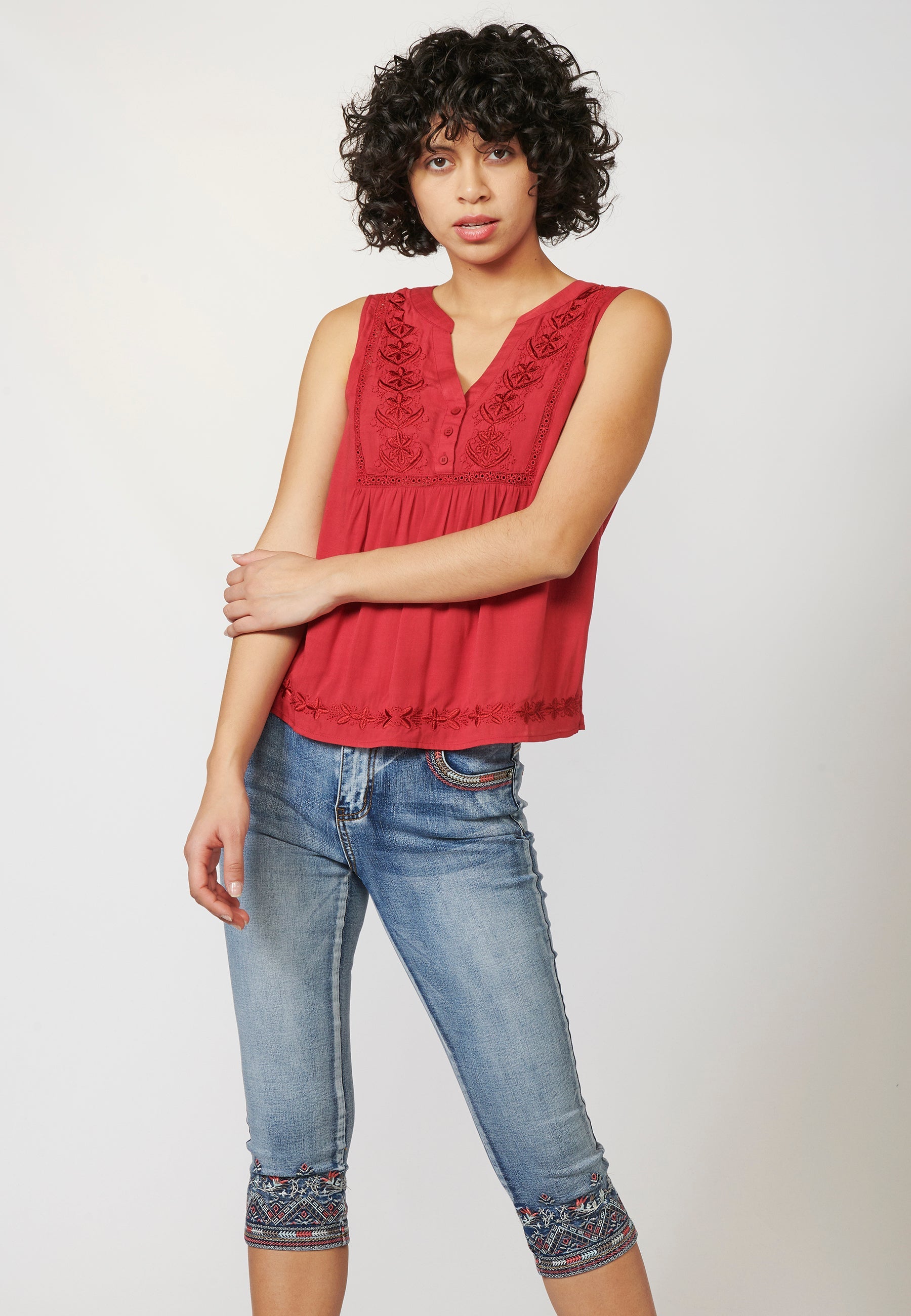 Blusa negra fluida sin mangas escote pico bordada y puntilla | look diario