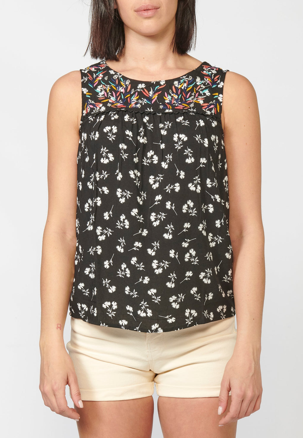 Blusa negra de tirantes con detalles bordados y escote redondo para mujer