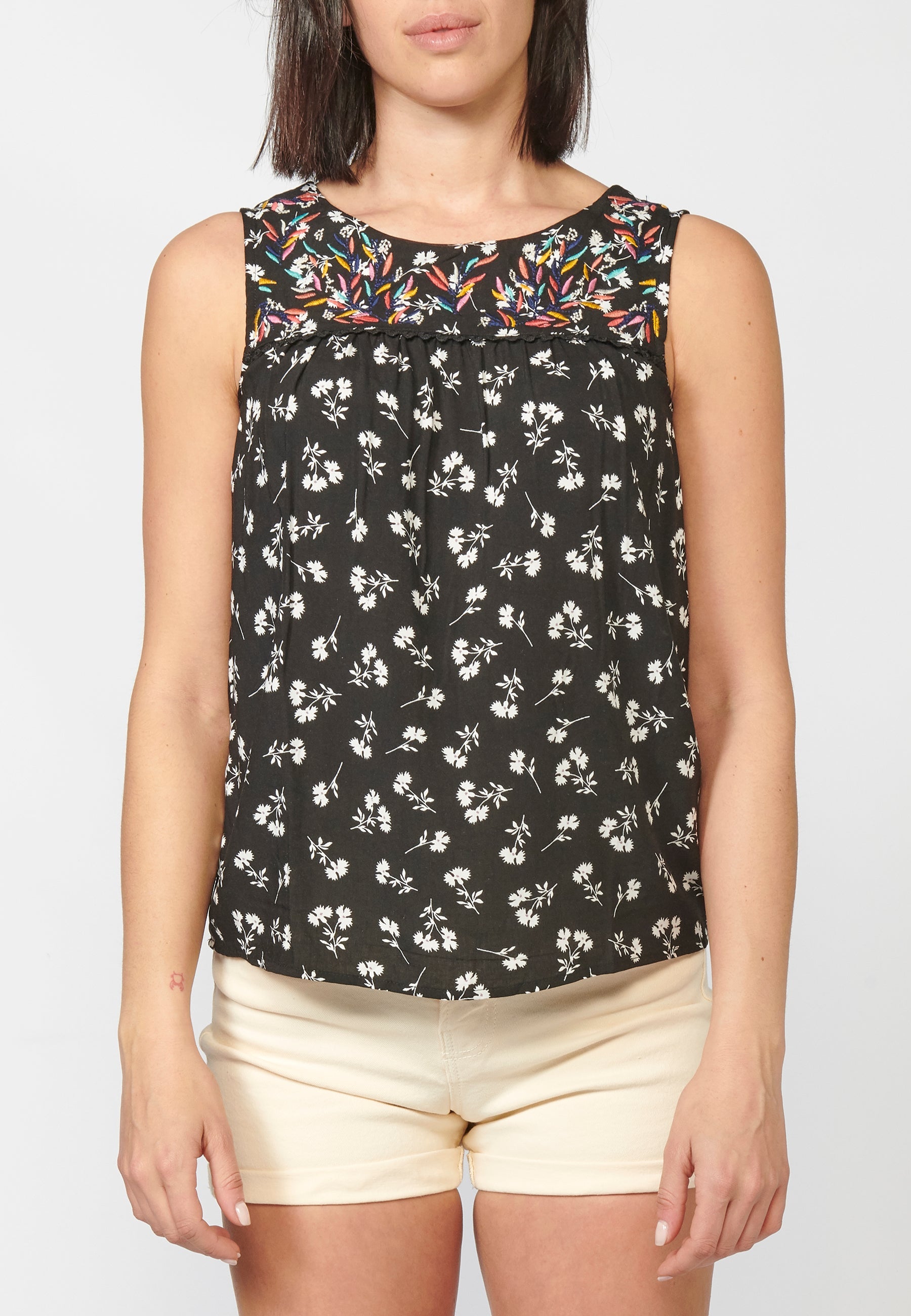 Blusa negra de tirantes con detalles bordados y escote redondo para mujer