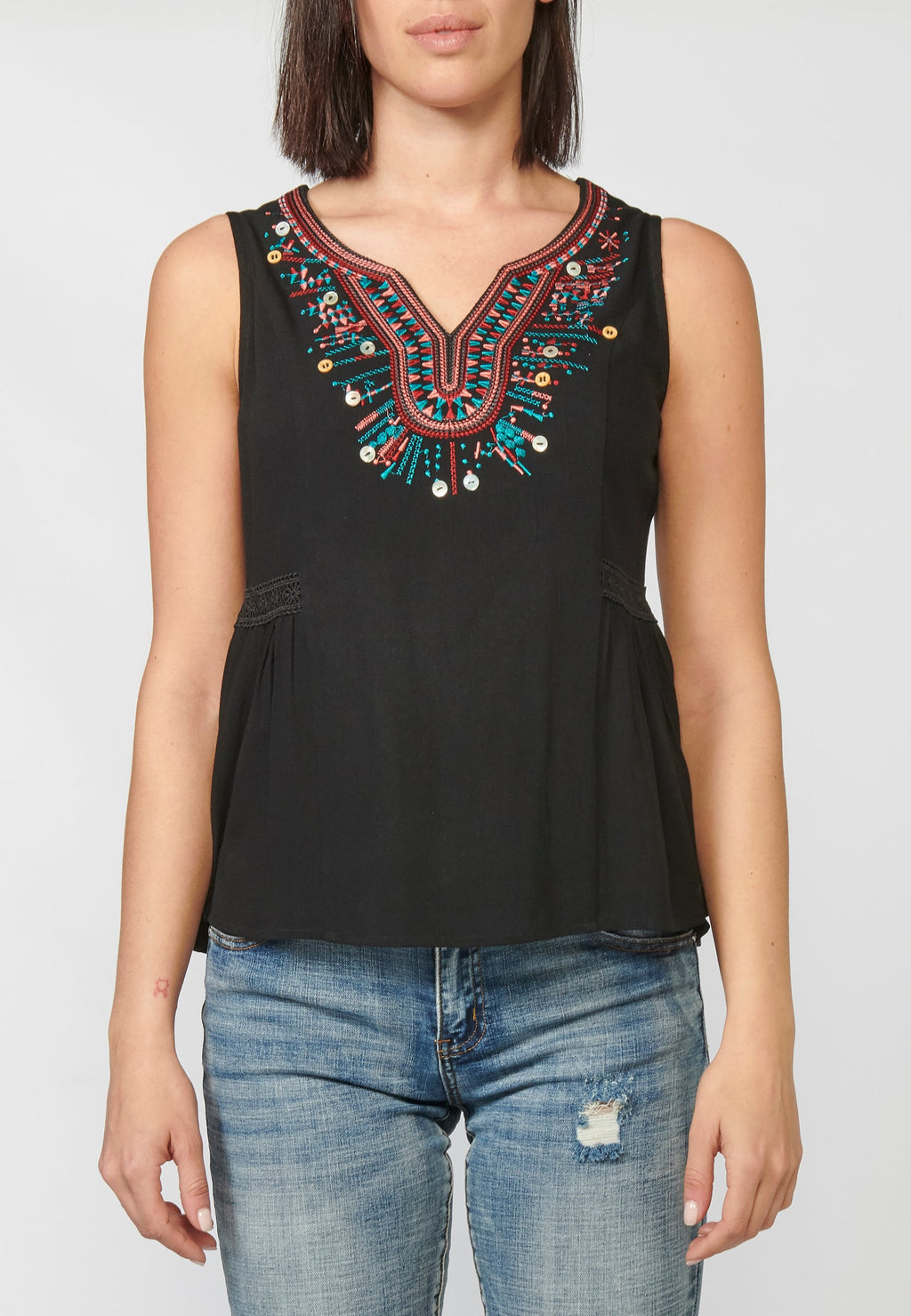 Blusa fluida sin mangas con escote corazón y bordados | look diario