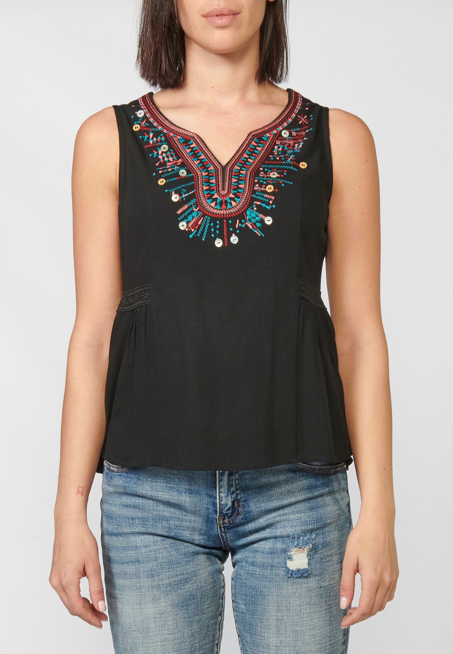 Blusa fluida sin mangas con escote corazón y bordados | look diario